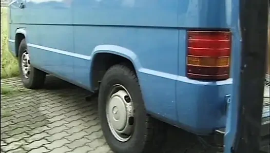 Milf sporche e giovani troie arrapate scopate all'aperto da enormi cazzi vintage (film completo)