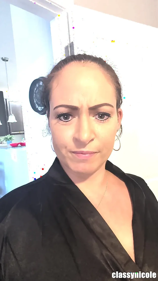 Üvey anne Classy Nicole üvey kızının pembe oyuncağını kullanıyor