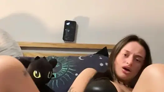 Azgın 19 yaşındaki sürtük oyuncağının her darbesi onu daha yüksek sesle boşaltıyor