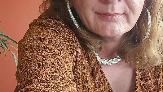 Puro içerken az az alay ediyor