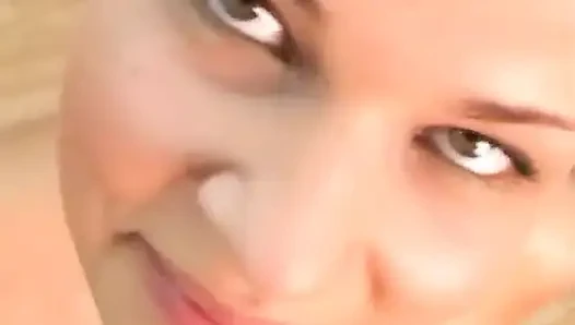 Azgın sürtük geniş açıyor ve sert yarağı sıcak ıslak ağzına alıyor