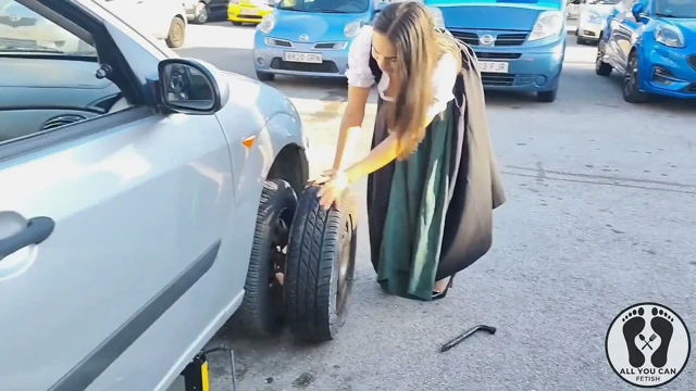 Dirndl sürtük kirli ve yağlı lastik değiştiriyor