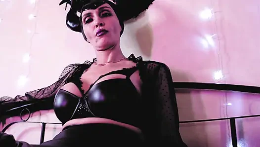 Ateşli tanrıça eva lateks maleficent tek başına ayak fetişi bdsm sapık sahibe kadın egemenliği