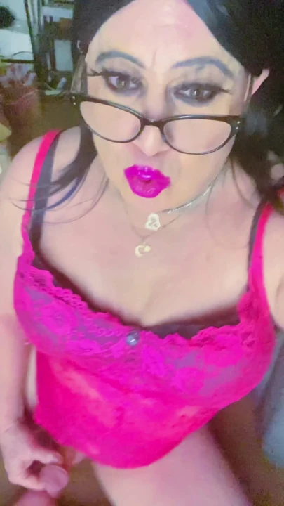 Krissy Sweets 🍭 pembe iç çamaşırıyla she-cock'unu okşuyor ve sıcak döllerini şirin küçük ayaklarına fışkırtıyor | Bölüm 2