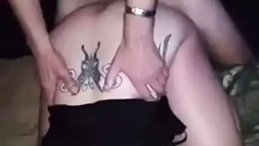 Ben onu becerirken dövmeli cuck karısı aşağı tuttu.