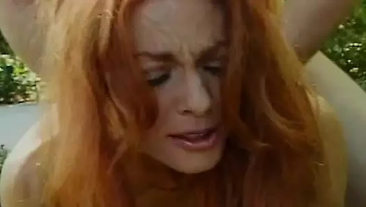 Azgın adam açık havada muhteşem kızıl saçlı orta yaşlı seksi kadına biniyor