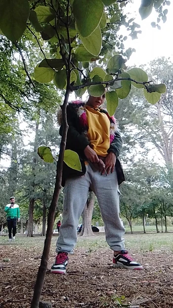 Шмель с огромным членом писает на публике