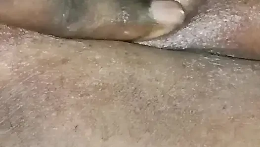 Üvey kız arkadaşımın amına yağla masaj yaptı ve parmaklandı.