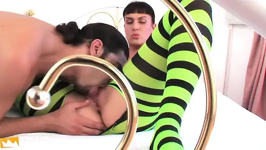 Çoraplı ateşli piliç bir adama sakso çekiyor ve ona yatakta biniyor