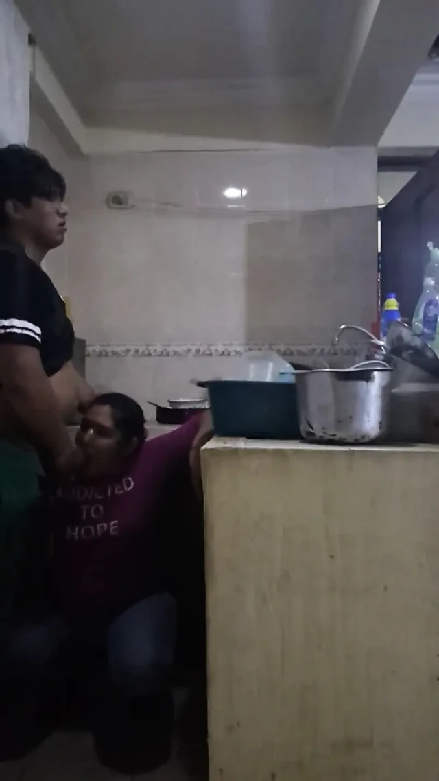 Çalışan kirli bulaşıkları yıkarken sikişiyor ve emiyor