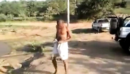 Baixou as calcas do amigo de cana