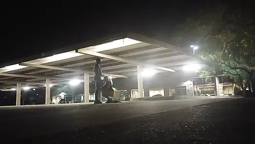 Boş bir otoparkta riskli seks!