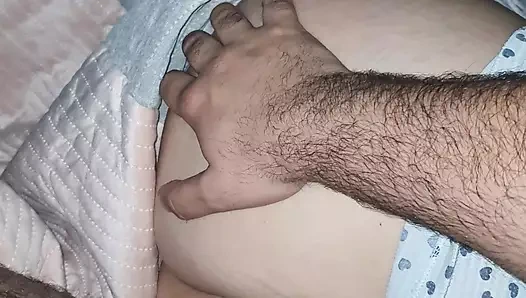 Üvey oğlu üvey annesinin büyük götüne el kaydırırken yarağı çıkardı