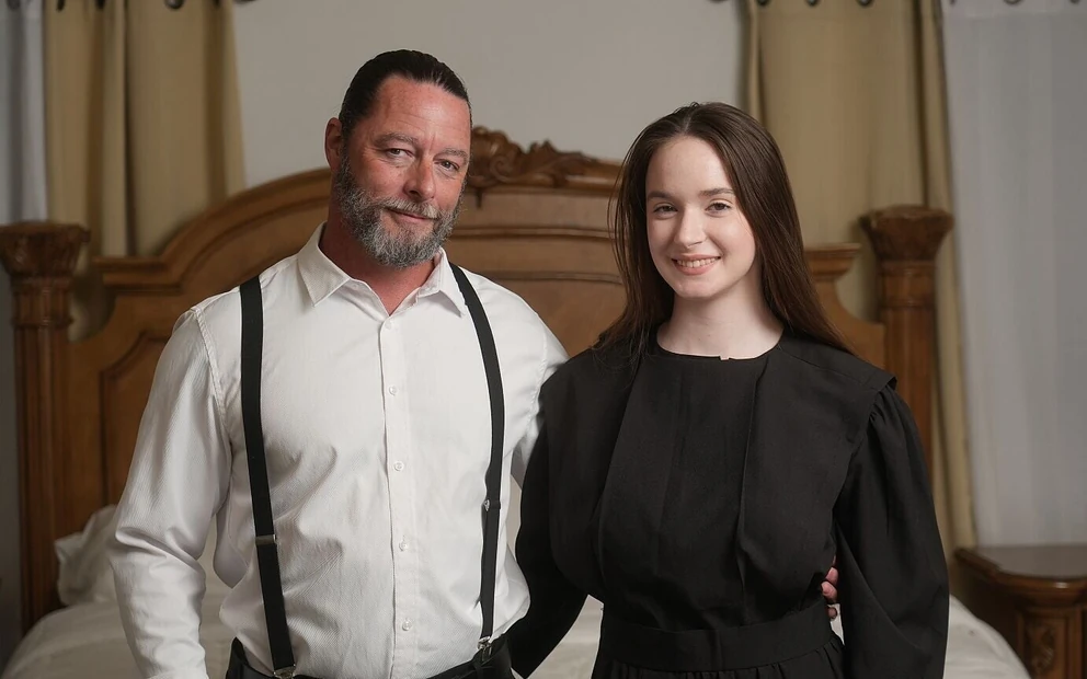 Падчерица с большими натуральными сиськами учится хорошим манерам от отчима