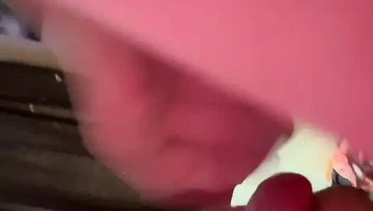 Sadies'in yüzüne, ağzına ve göğüslerine boşalıyor