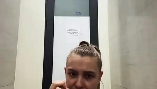 Popüler tiktok kızı herkesin içinde çok fışkırtıyor