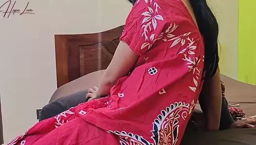 Azgın ev hanımı kocası işteyken bir adam getiriyor ve yatağında seks yapıyor