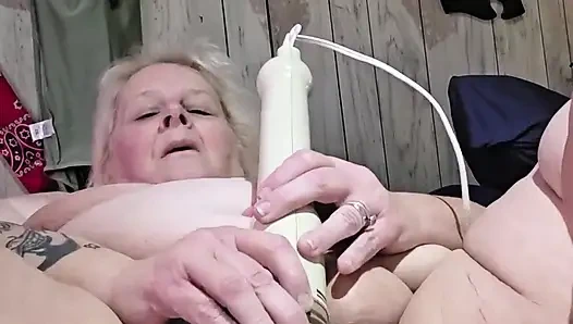 Dildolar çalışmadığında canavar titreşimler amcığı acıtıyor