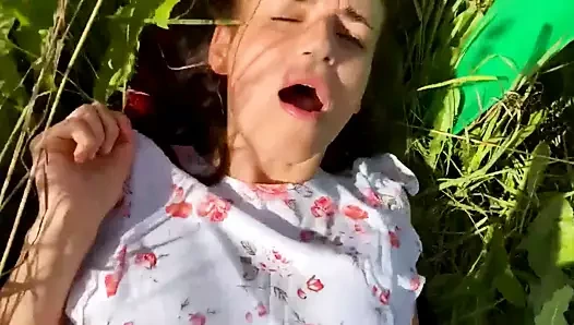 CHICA FEA DE CONO APRETADO FOLLA CON PADRASTRO EN PUBLICO