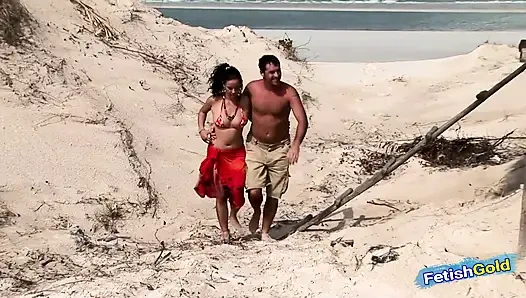 Azgın adam ateşli kız arkadaşını en iyi arkadaşıyla paylaşıyor