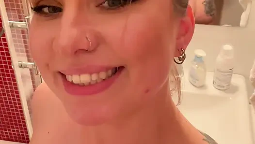 İtalyan sürtük duş alıyor ve fışkırtıyor