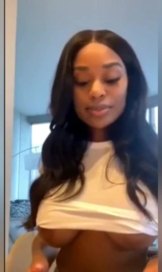 Periskop üzerinde seksi siyah kamelya