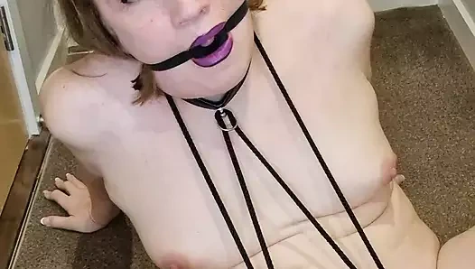 Çıplak serpme bar, solo esaret ile halka tıkaç