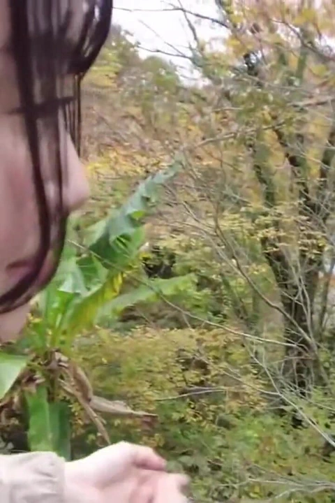 Dolgun vücutlu kaygan ziyafette sırılsıklam f bardakla sırılsıklam yağ sırılsıklam