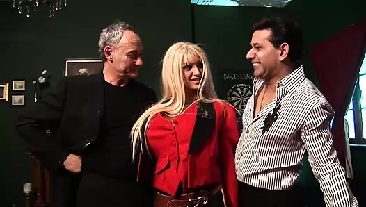 Üniformalı ateşli kızlar çıldırıyor ve emiyor, birlikte bir yarağı sikiyor