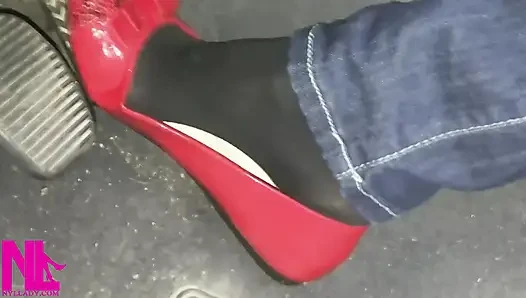 Kırmızı pattent düzlüklerde pedal pompalıyor ve hortumlu ayaklarımı rahatlatıyor