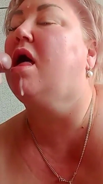 Yüz ve göğüslerde ağızda elle uyarma ve bitirme işleminden sonra 28 dakikalık cumshots | Klip 3