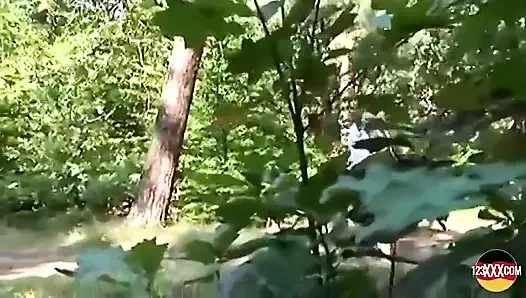 Harika vücutlu Alman kız doğada sikişiyor