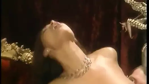 Klas c-cup esmer adamın kalın yarağını emiyor ve sonra ona kovboy kız biniyor