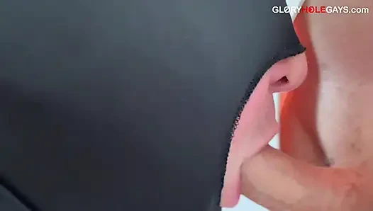 Meraklı heteroseksüel ibne duvar deliğinde patlıyor - o kadar çok döl ki çılgınca