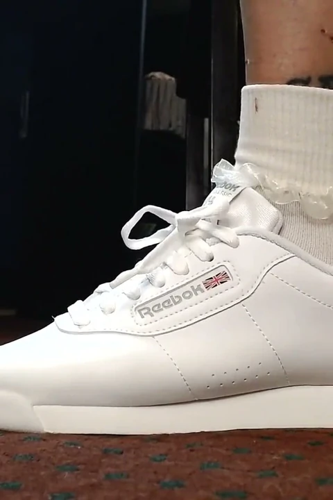 Beyaz reebok prenses spor ayakkabılar boğuk çoraplar seksi azdırıyor