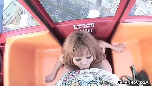 Asya bebek emme bir çük üzerinde bir dönme dolap