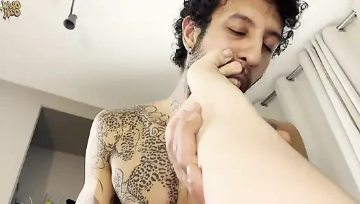 Üçlü seks - 2 dövmeli sürtük götten sert sikiliyor