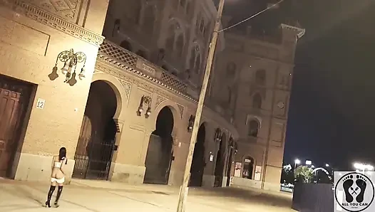 Çılgın latin kaltak açık havada halka açık çıplak teşhircilik