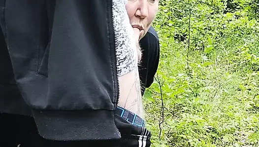 Свекровь сосет мой хуй в публичном парке и глотает сперму