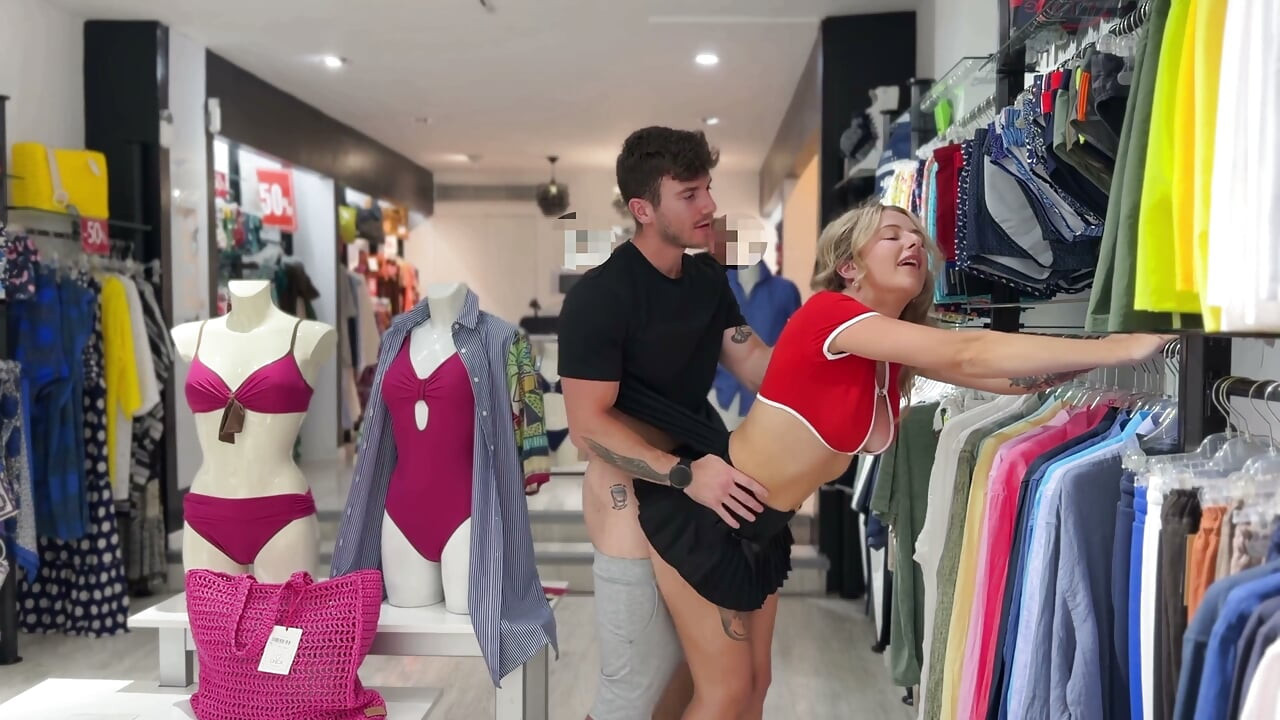 Bir giyim mağazasının içinde sikişirken yakalandı
