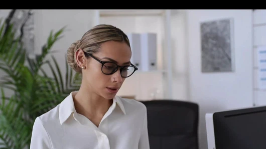 Veronica Leal futa yarağıyla Stacy Cruz'a sürpriz yapıyor ve sıkı götünü parçalıyor - tam sahne