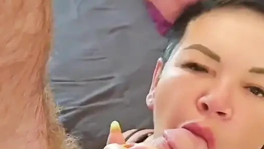 Üvey annemin büyük götüne ve ıslak deliklerine dokunmayı seviyorum