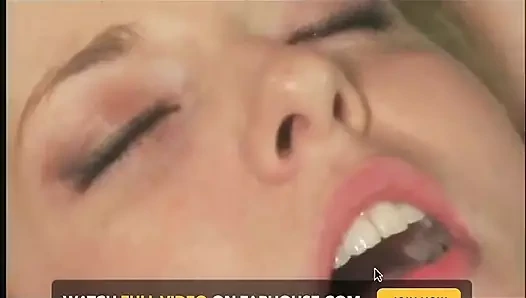 Güzel sarışın güzel kadın sıkı göt deliğini büyük yarakla siktiriyor