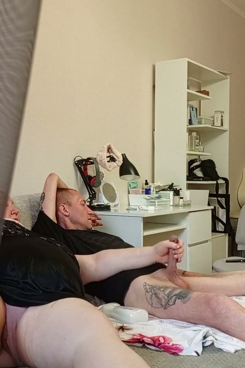 Kız arkadaşım boşalmadan önce sikimi sıvazlayarak beni tatmin ediyor