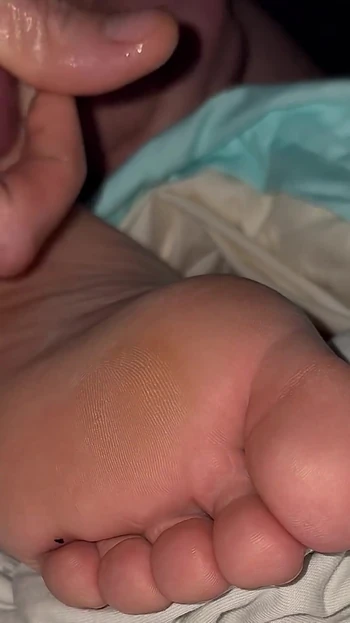 Незабываемый момент из "Фут-фетиш спермы на подошвах в любительском видео"