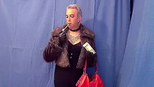 Aşağılanmış korkak crossdresser
