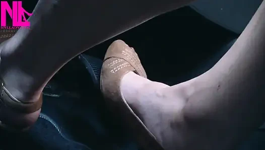 Açık kahverengi gözetleme toynağı sandaletle canlanıp araba sürüyor