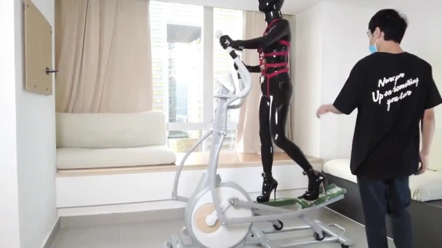 Mz27 - lateksle bağlı bir kız koşu bandında yürüyor