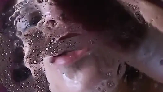 Пирсингованная языком принцесса делает глубокую глотку толстой