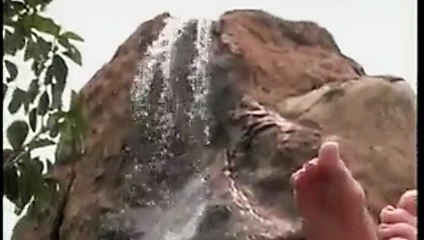 Sıcak lezbiyen okul kız emmek ve yapay penis sikme bir tatlı kedi tarafından stream